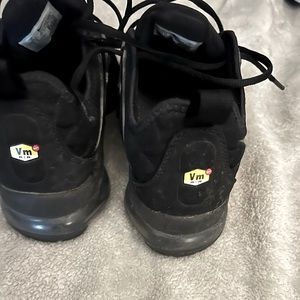 Selling my vapor max only worn them 2 twice and just don’t look good